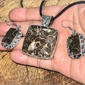 Turitella Pendant & Earrings Set